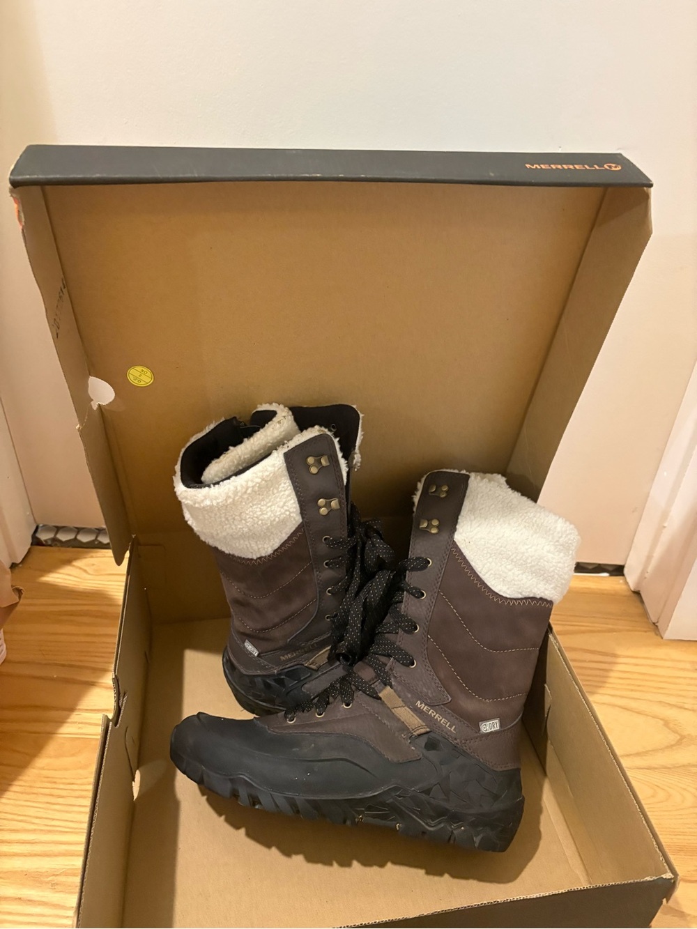 Women’s 7.5. Barely used.  Merrell Espresso Performance Lined winter boot
